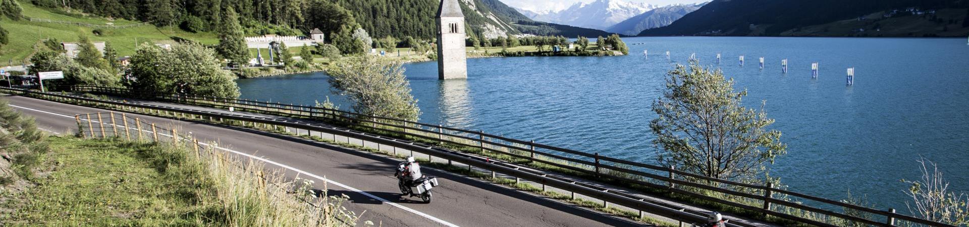 Motorradfahren am Reschensee