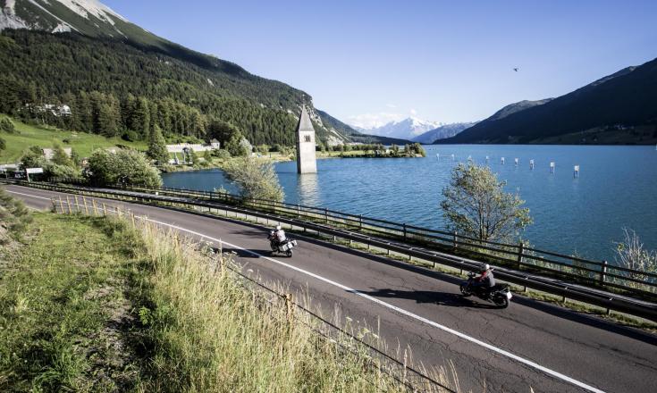 Motorradfahren am Reschensee