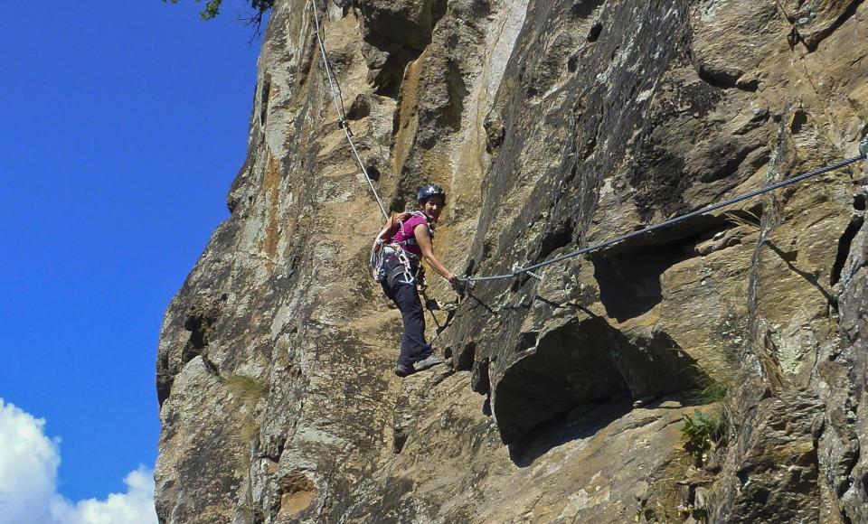 Una donna che si arrampica