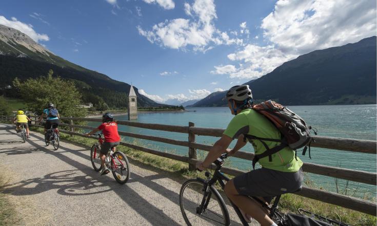 In bici al Lago di Resia