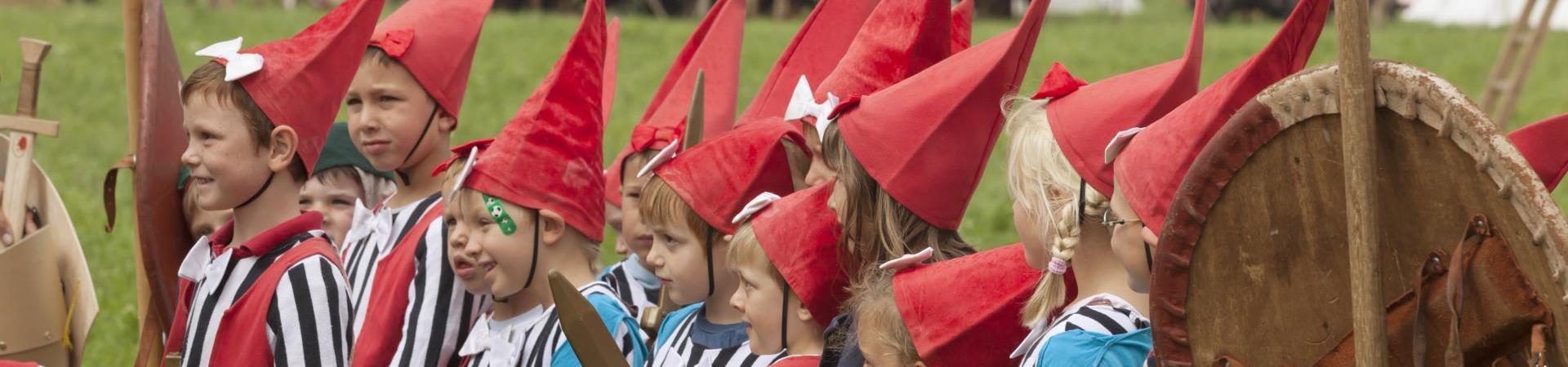 Bambini vestiti da gnomi