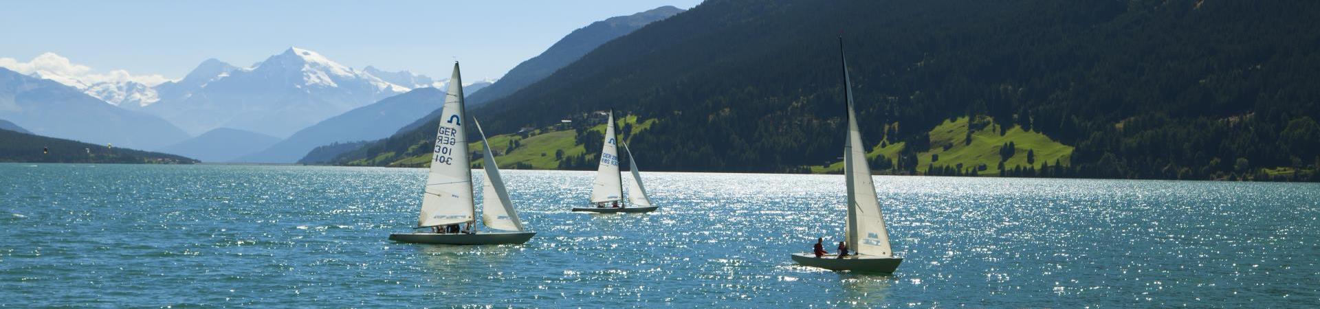 Barche a vela sul Lago di Resia