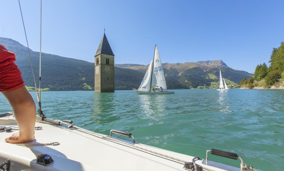 Andare a vela sul Lago di Resia