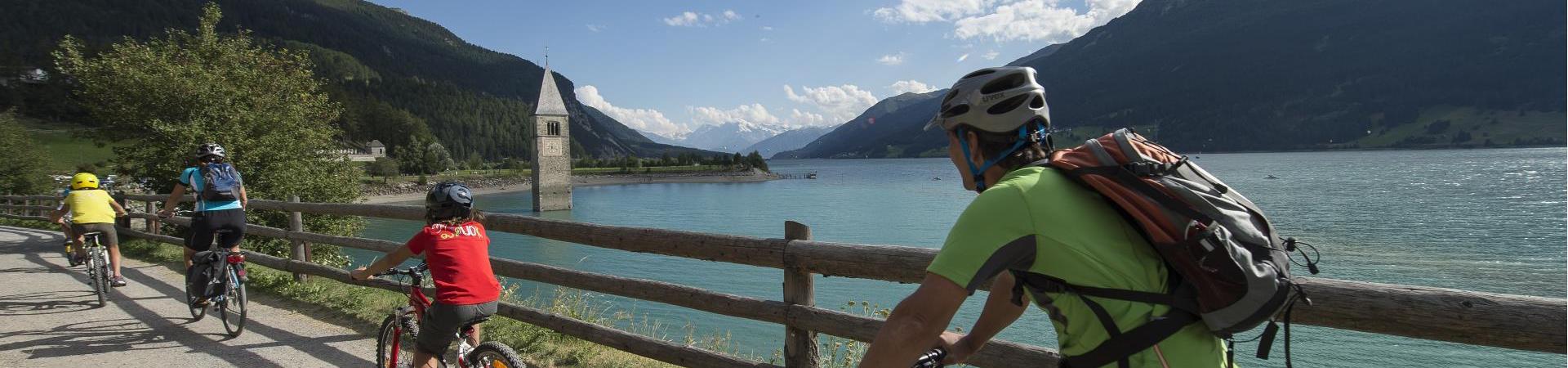 In bici al Lago di Resia